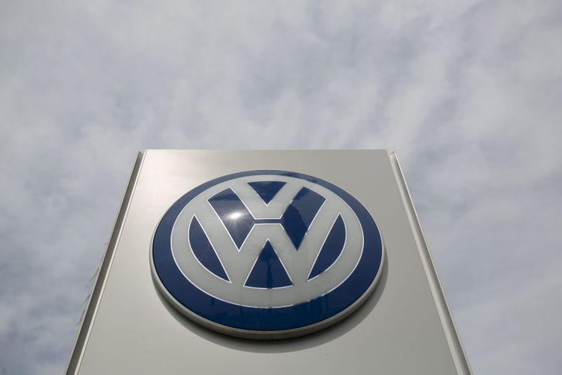 &copy; Reuters. FOTO DE ARCHIVO: El logo de un concesionario de Volkswagen está en Pasadena, California, el 21 de septiembre de 2015