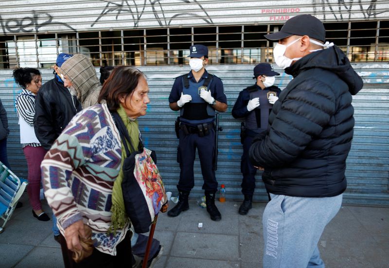 &copy; Reuters. Pessoas fazem fila do lado de fora de banco em Buenos Aires