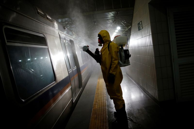 © Reuters. Trabalhador desinfeta estação de metrô na Ceilândia, em Brasília