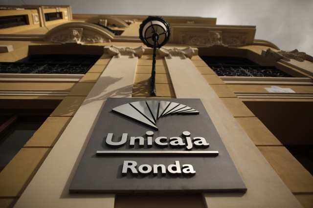 &copy; Reuters. FOTO DE ARCHIVO: El logo de Unicaja en un edificio de Ronda