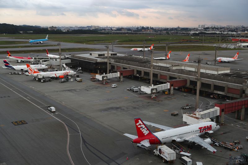 &copy; Reuters. Aviões aguardam na pista do aeroporto de Guarulhos, São Paulo