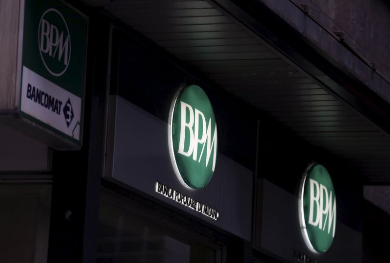 &copy; Reuters. Il logo della Banca Bpm presso una filiale a Milano