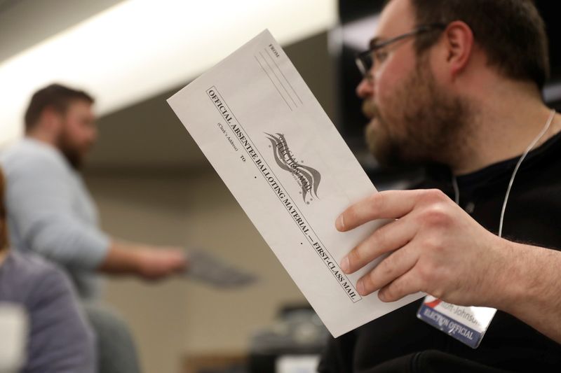 © Reuters. Absentee ballots are counted during the presidential primary election in Wisconsin