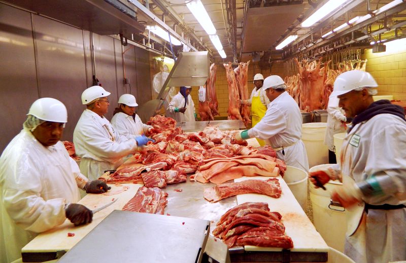 &copy; Reuters. FILE PHOTO: Workers cut pork at Park Packing -- one of the Chicago&apos;s few remaining slaughterhouses -- in Chicago
