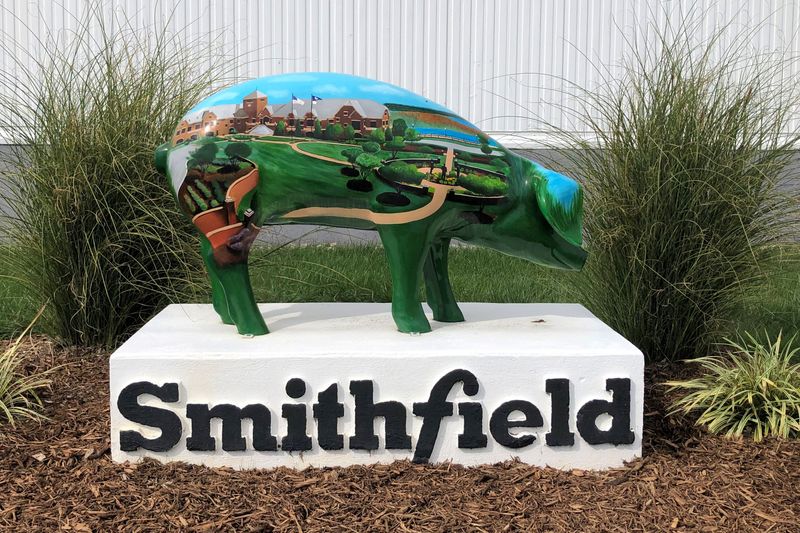 &copy; Reuters. FILE PHOTO: A sculpture adorns Smithfield Foods&apos; hog slaughterhouse in Smithfield