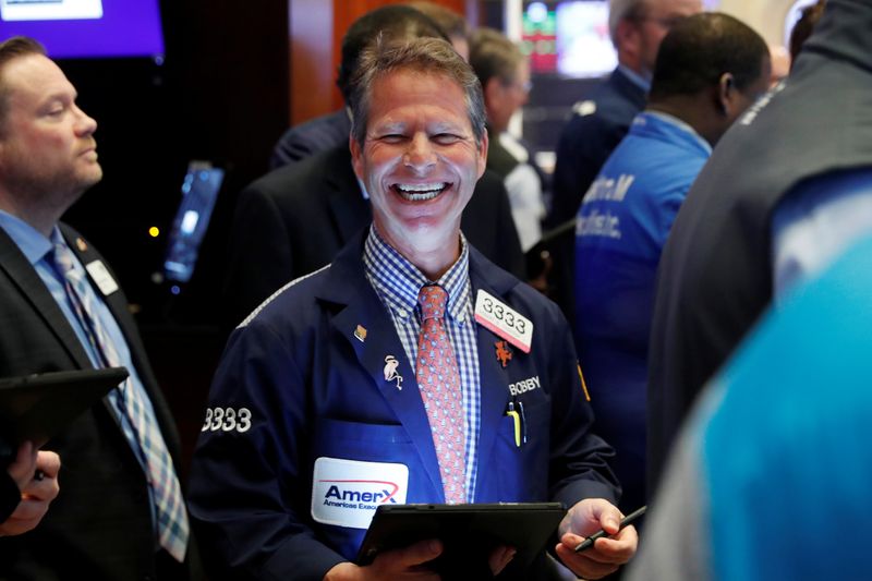 © Reuters. Трейдеры на Нью-Йоркской фондовой бирже