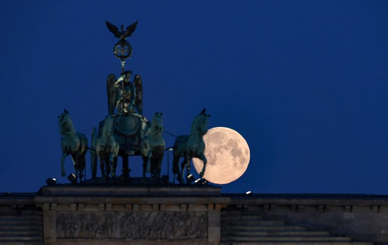 &copy; Reuters. Luna casi llega tras la cuadriga de la Puerta de Brandeburgo en Berlín