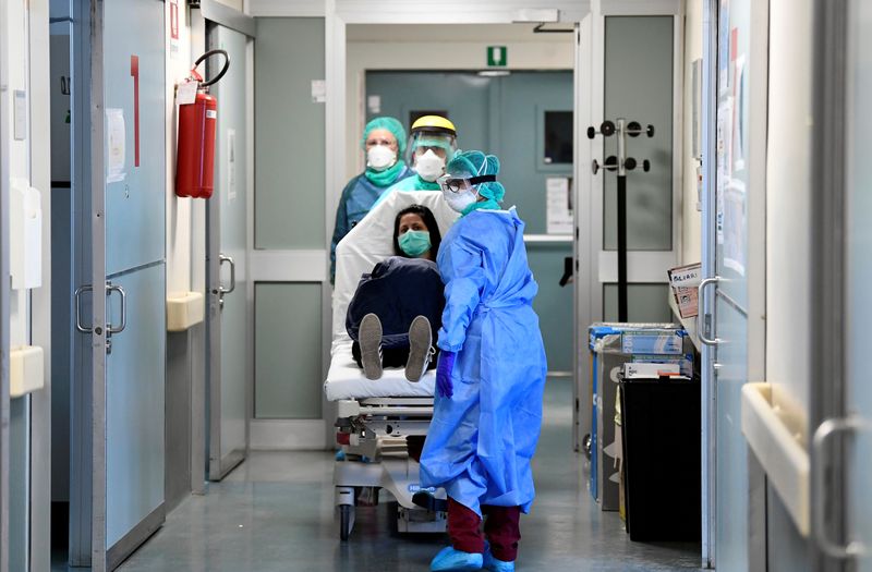 &copy; Reuters. Un paziente trasportato su una barella dai medici presso l&apos;ospedale Cernusco sul Naviglio a Milano