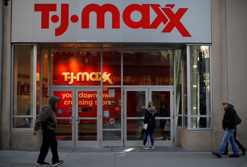 © Reuters. Pedestrians walk past a T.J. Maxx store in Boston