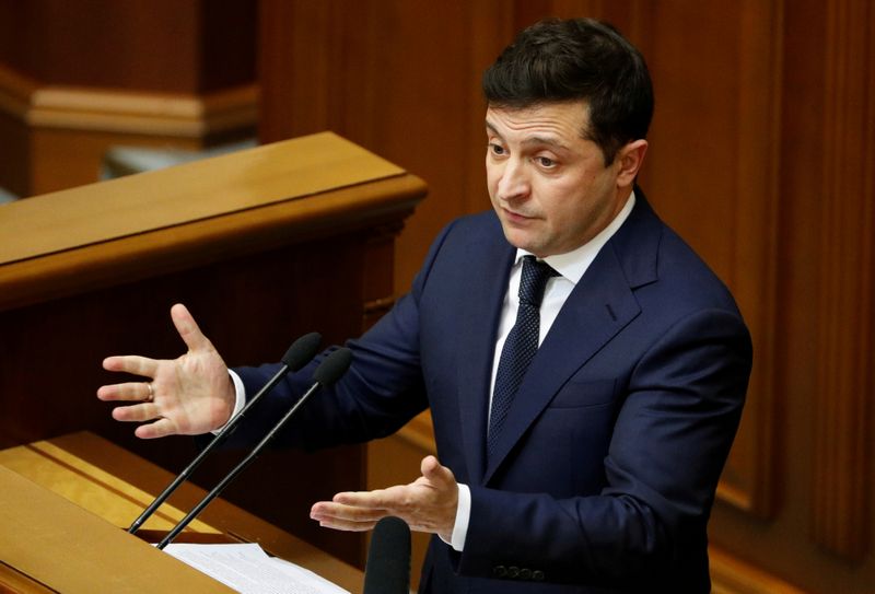 © Reuters. FILE PHOTO: Ukrainian President Volodymyr Zelenskiy delivers a speech during a parliamentary session in Kiev
