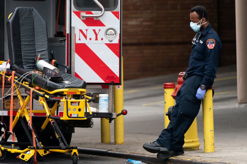 © Reuters. Profissional de saúde durante intervalo de trabalho no Wyckoff Heights Medical Center, no Brooklyn, em Nova York (EUA)