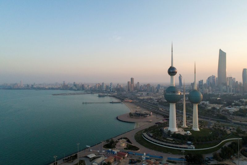 © Reuters. FILE PHOTO: An aerial view shows Kuwait City after the country entered virtual lockdown, following the outbreak of coronavirus, in Kuwait City