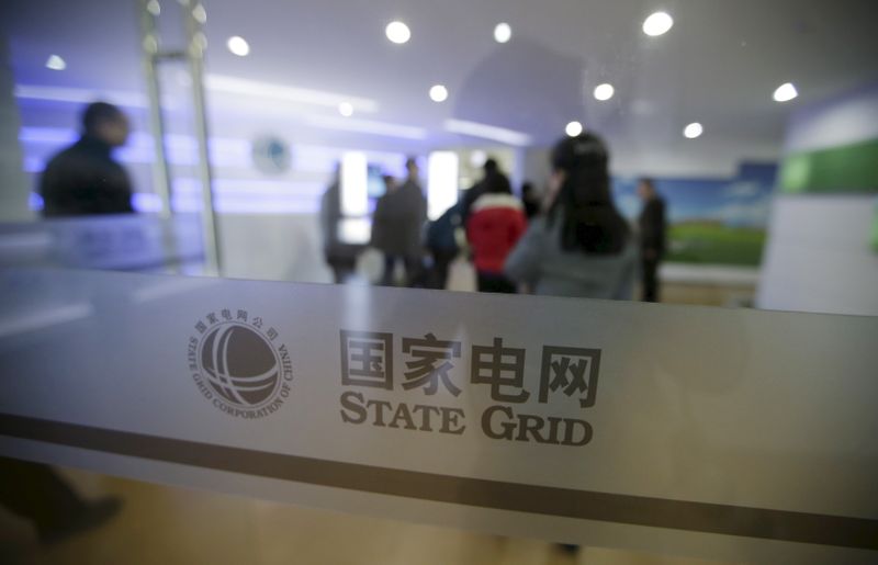 © Reuters. Logo da State Grid em instalações da empresa em Zhangjiakou, China