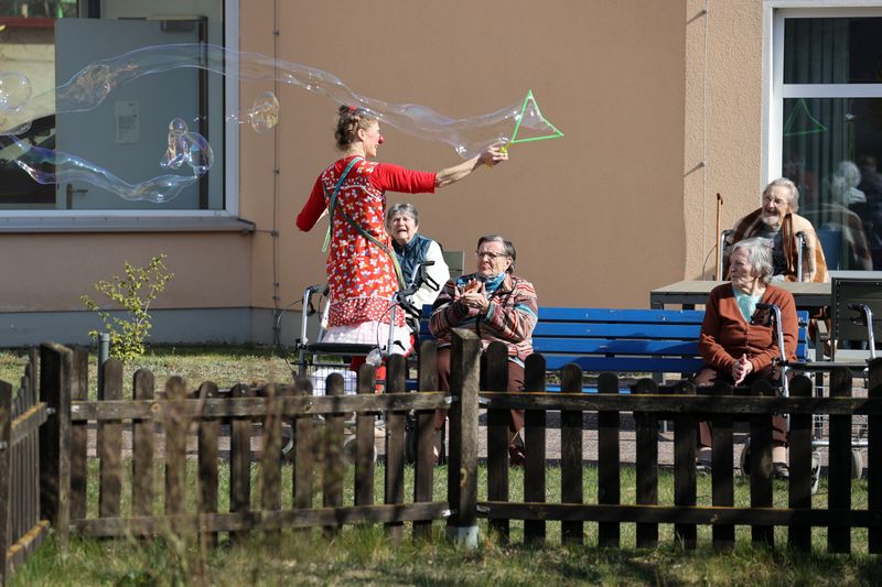 &copy; Reuters. Palhaços divertem idosos em asilo em Jueterbog, na Alemanha
