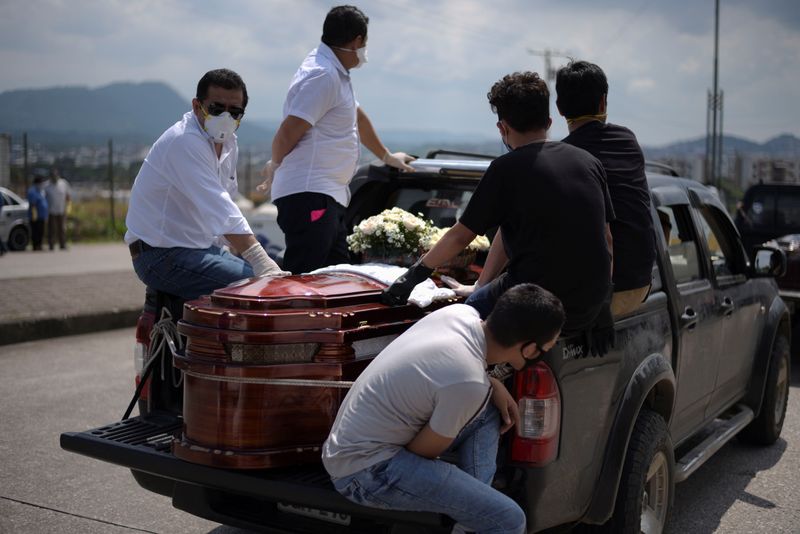 &copy; Reuters. People wait next to a coffin in a pick-up truck lined up outside of a cemetery as Ecuador&apos;s government announced on Thursday it was building a &quot;special camp&quot; in Guayaquil for coronavirus disease (COVID-19) victims, in Guayaquil