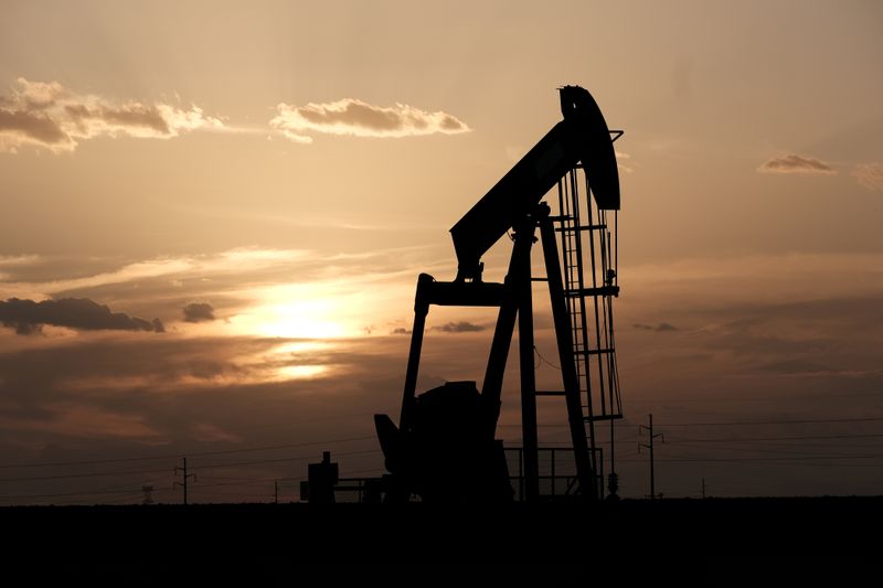 &copy; Reuters. FILE PHOTO: Oil pump jacks work at sunset near Midland, Texas