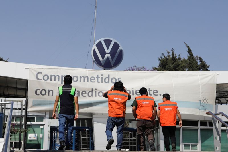 &copy; Reuters. FILE PHOTO: Workers walk outside the Volkswagen (VW) plant as the company will temporarily close its factories in Mexico amid growing worries over the spread of the coronavirus disease (COVID-19), in Puebla