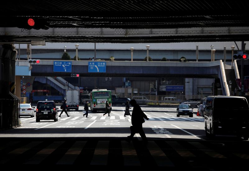 © Reuters. 外出自粛要請の効果見極め、施設使用制限や期限延長も＝官房長官