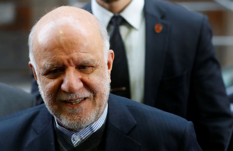 &copy; Reuters. FILE PHOTO: Iran&apos;s Oil Minister Zanganeh arrives at the OPEC headquarters in Vienna