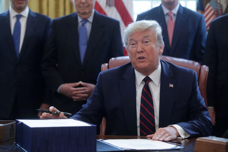 &copy; Reuters. FILE PHOTO: U.S. President Trump hosts coronavirus aid bill signing ceremony at the White House in Washington