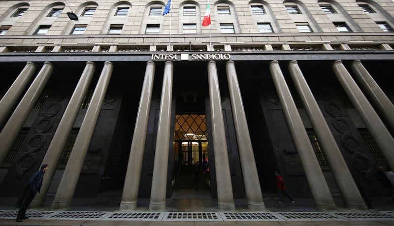 &copy; Reuters. L&apos;entrata principale del palazzo che ospita il gruppo Intesa San Paolo a Milano