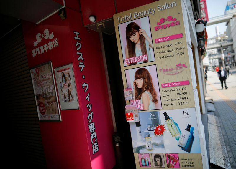 &copy; Reuters. A temporary closed beauty salon is seen after the government announced the state of emergency for the capital  following an outbreak of the coronavirus disease (COVID-19), in Tokyo
