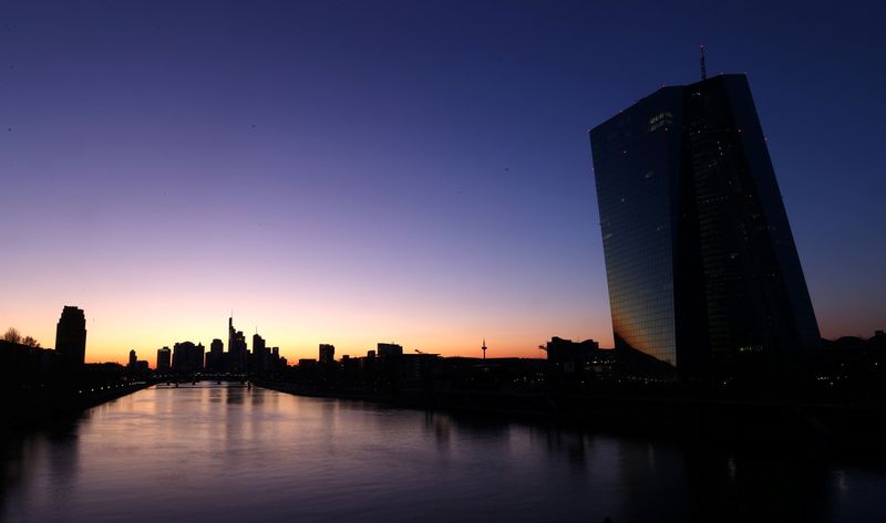 &copy; Reuters. El horizonte y el Banco Central Europeo (BCE) se muestran durante la puesta de sol en Fráncfort, mientras continúa la propagación de la enfermedad coronavirus (COVID-19), Alemania