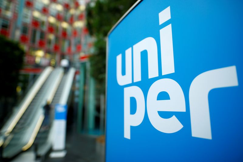 &copy; Reuters. FILE PHOTO: The logo of German energy utility company Uniper SE is pictured in the company&apos;s headquarters in Duesseldorf