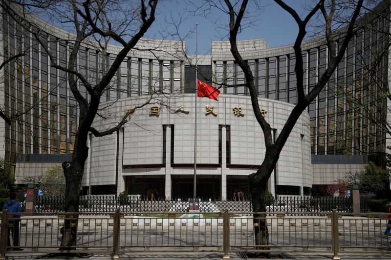 &copy; Reuters. Una bandiera nazionale cinese a mezz&apos;asta presso la sede della Banca popolare cinese, a Pechino