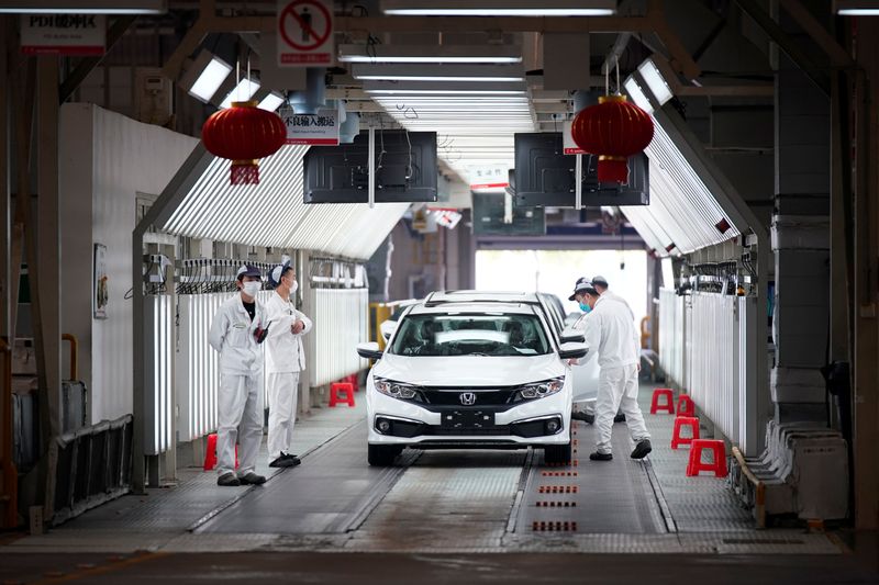 &copy; Reuters. Employees work on a production line inside a Dongfeng Honda factory in Wuhan