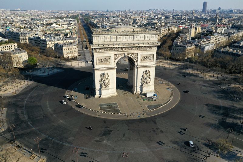 &copy; Reuters. Veduta aerea della Place de l&apos;Etoile deserta e dell&apos;Arco di Trionfo a Parigi