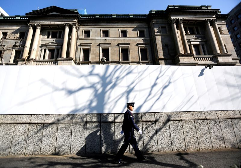 &copy; Reuters. FILE PHOTO :A security guard walks past in front of the Bank of Japan headquarters in Tokyo