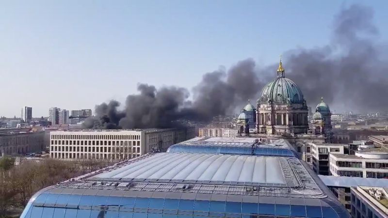 © Reuters. Smoke rises over the Berlin Palace (Stadtschloss) in Berlin