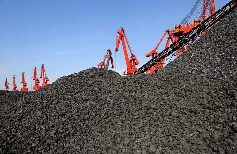 &copy; Reuters. Cranes unload coal from a cargo ship at a port in Lianyungang
