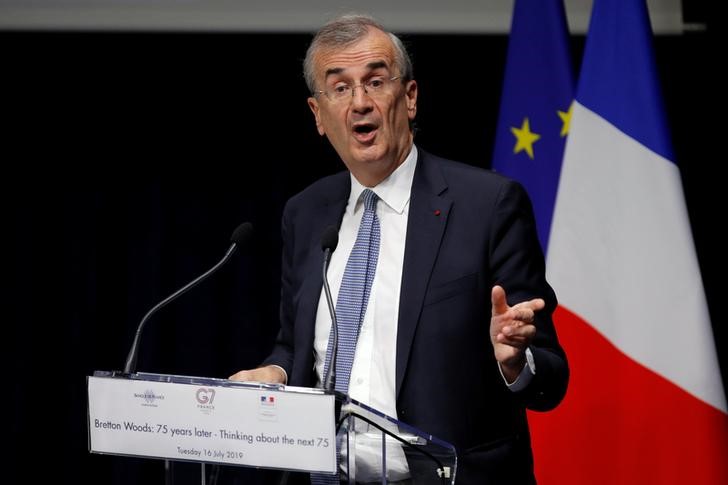 &copy; Reuters. Глава ЦБ Франции и редставитель ЕЦБ Франсуа Вильеруа де Галью на конференции в Париже