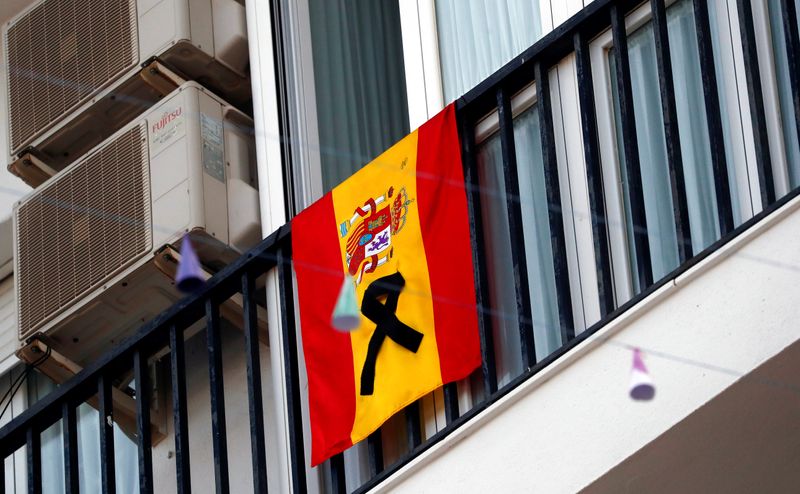 &copy; Reuters. Bandeira da Espanha com faixa preta de luto em varanda na cidade de Ronda em meio à pandemia de coronavírus