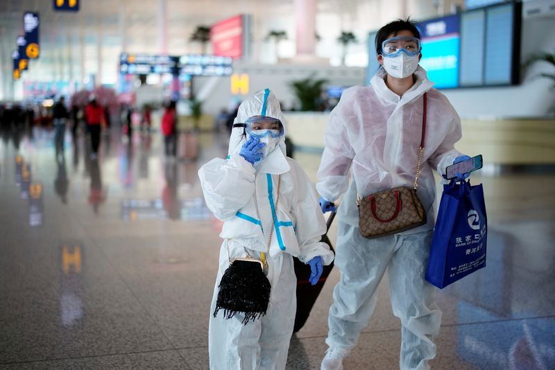 &copy; Reuters. Las personas que usan equipo de protección son vistas en el Aeropuerto Internacional de Wuhan Tianhe después de que se levantaran las restricciones de viaje para salir de Wuhan, la capital de la provincia de Hubei y el epicentro del brote de la nueva en