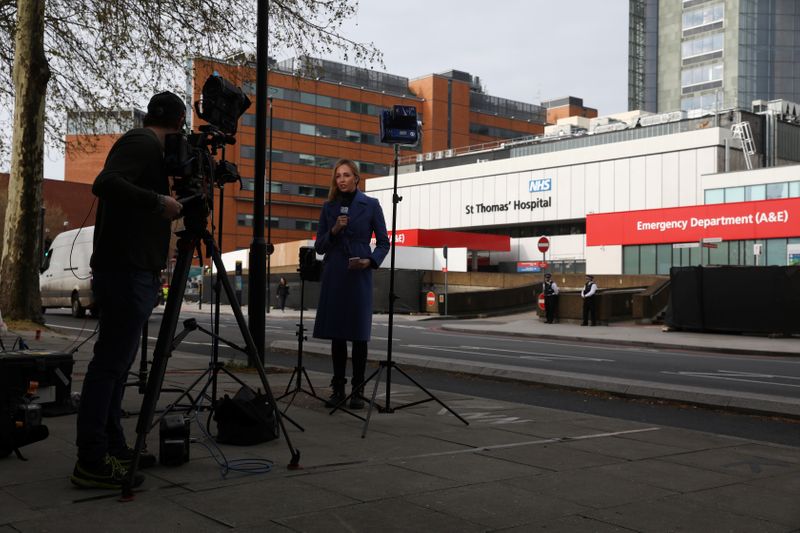 &copy; Reuters. Due giornalisti davanti all&apos;Ospedale St Thomas a Londra, dove è ricoverato il Primo MInistro Boris Johnson