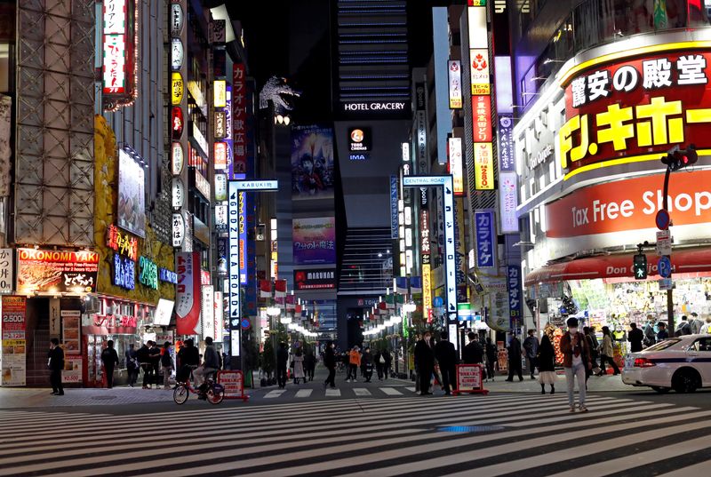 &copy; Reuters. Visão de ruas menos movimentadas que o normal no distrito comercial de Kabukicho em Tóquio
