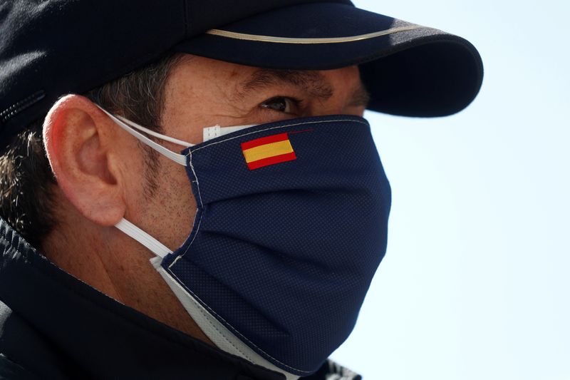 &copy; Reuters. Un membro delle forze dell&apos;ordine spagnole con una maschera protettiva