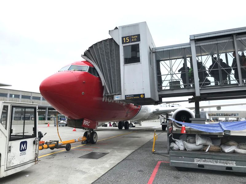 &copy; Reuters. FILE PHOTO: Passengers board a Norwegian Air plane at Oslo Gardermoen airport