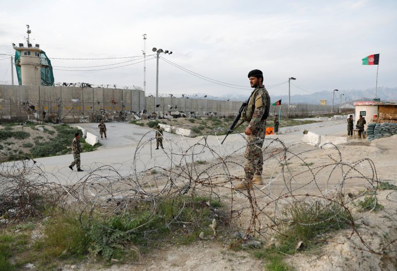 &copy; Reuters. الحكومة الأفغانية تفرج عن 100 سجين من طالبان في إطار عملية السلام