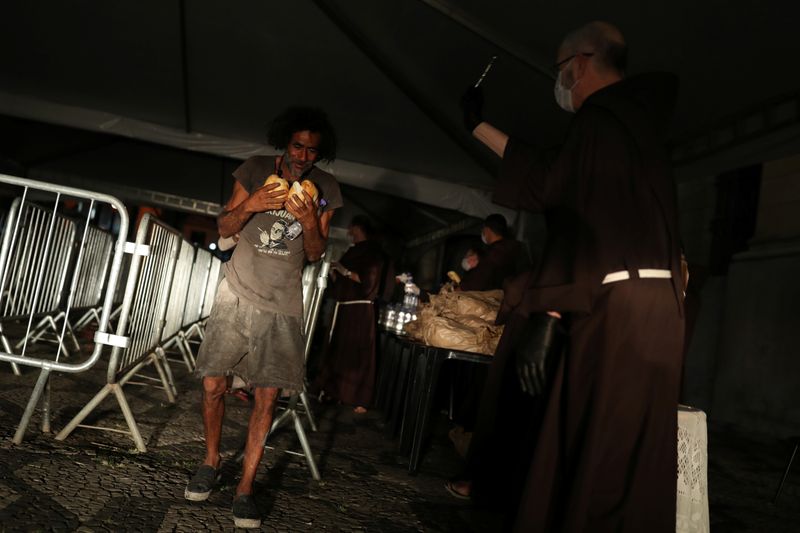 &copy; Reuters. Freis franciscanos entregam comida para pessoas em situação de rua em São Paulo
