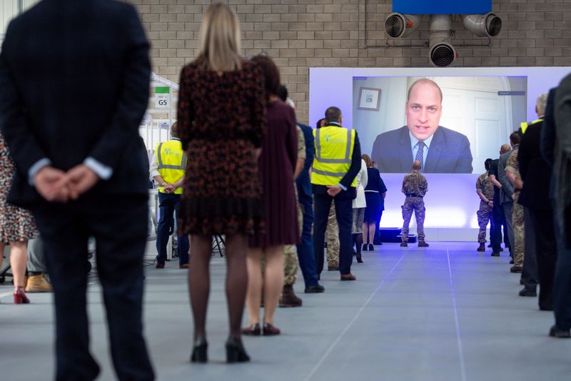 &copy; Reuters. El príncipe Guillermo habla mediante una videoconferencia durante la inauguración oficial del NHS Nightingale Hospital Birmingham, construido en el National Exhibition Centre (NEC), en Birmingham