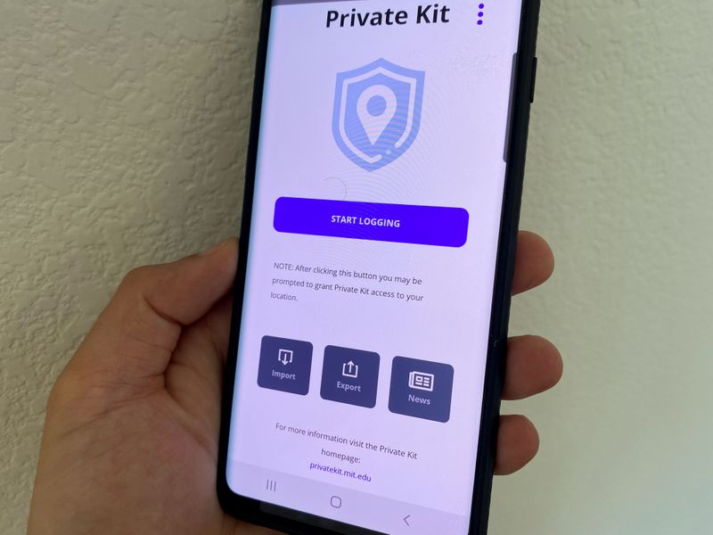 © Reuters. Smartphone com o aplicativo Private Kit, que visa ajudar autoridades nas medidas de contenção do coronavírus