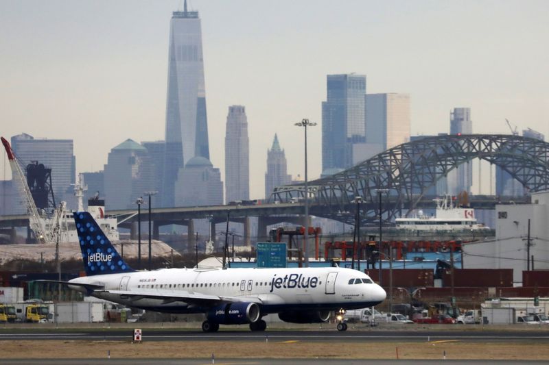 &copy; Reuters. A JetBlue passenger jet lands with New York City as a backdrop