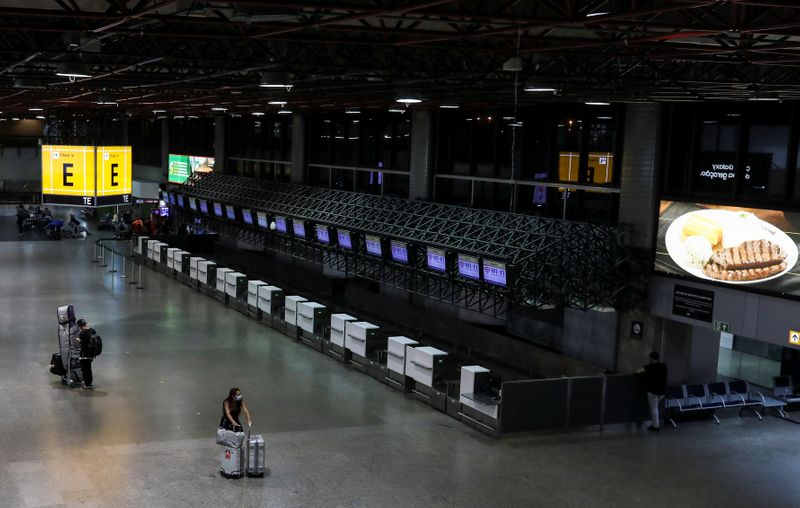 &copy; Reuters. Saguão vazio no aeroporto internacional de Guarulhos (SP) em meio à pandemia de coronavírus