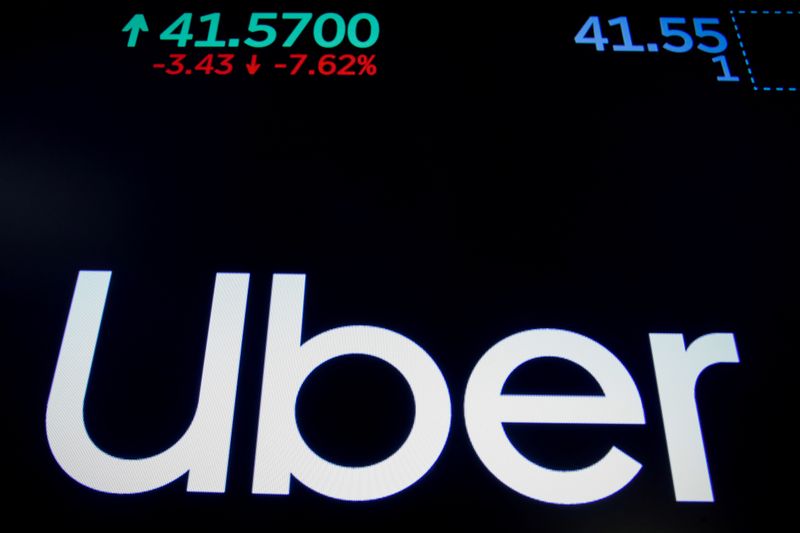 © Reuters. Logo da Uber em painel na bolsa de valores de Nova York, EUA