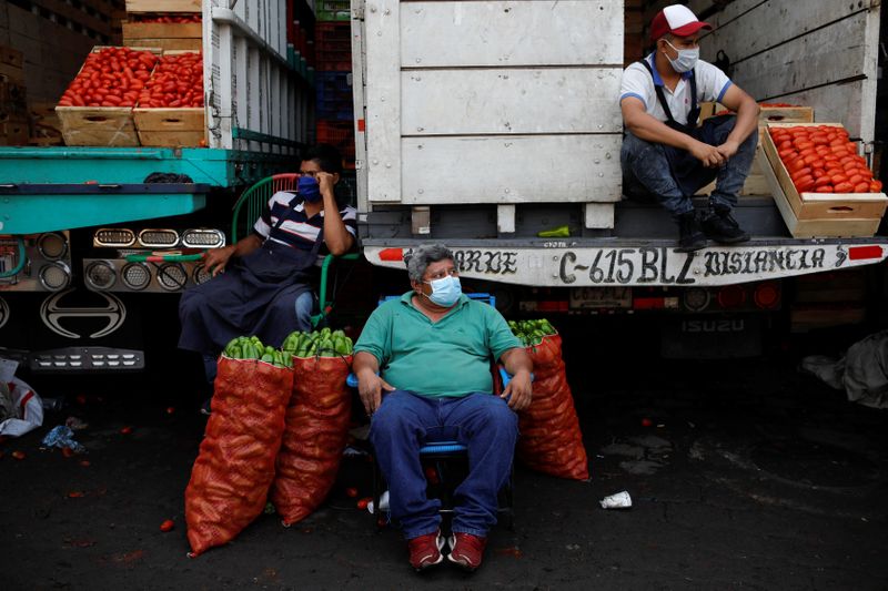 &copy; Reuters. Vendedores esperan clientes en el mercado de La Tiendona durante una cuarentena en el país, porque el gobierno ha tomado medidas más estrictas para prevenir la propagación de la enfermedad por coronavirus (COVID-19), en San Salvador.