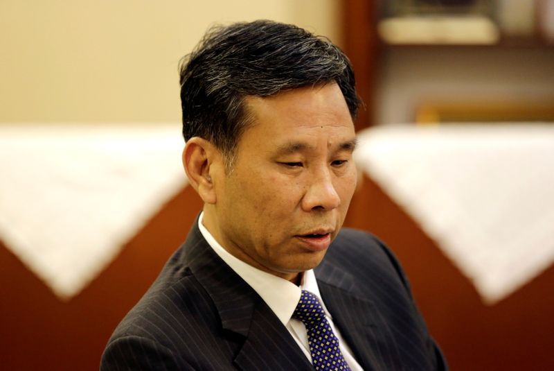 © Reuters. El ministro de Finanzas chino, Liu Kun, habla durante una entrevista con Reuters en Beijing